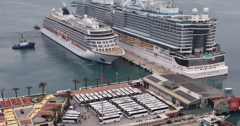 Yüzen şehirler limana demirledi: İki dev gemiyle aynı anda geldiler