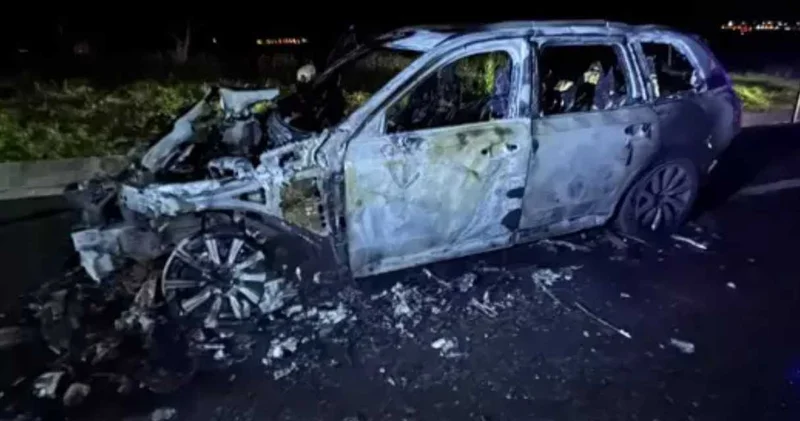 Seyir halindeki otomobil alev alev yandı: Sürücü kendini dışarı attı