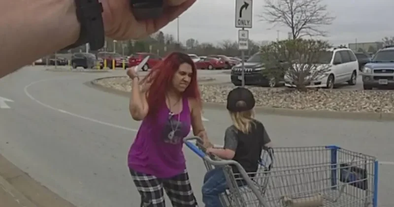 Markette korku dolu anlar! Saldırgan 3 yaşındaki çocuğu bıçakla rehin aldı