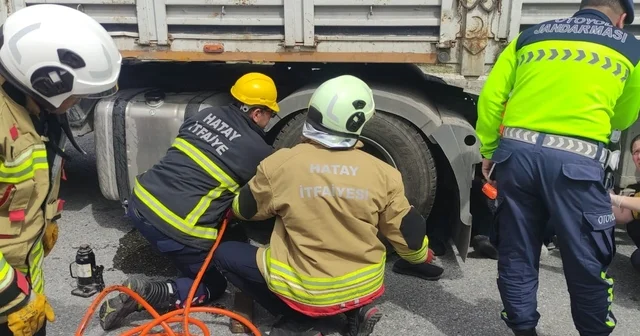 Tır şoförü, kendi tırını tamir ettiği esnada aracın hareket etmesiyle ezilerek can verdi Hatay Haberleri