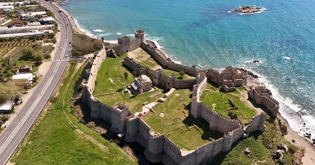Mamure Kalesi camisinde 700 yıldır ibadet sürüyor Karamanoğulları döneminden günümüze ulaşan cami, ibadet ve turizmi bir arada yaşatıyor Mersin Haberleri