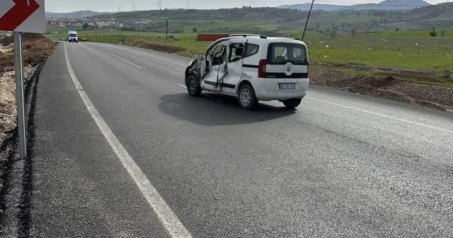 Kontrolden çıkan kamyonet karşı şeride geçerek ticari araçla çarpıştı: 1 yaralı Adıyaman Haberleri