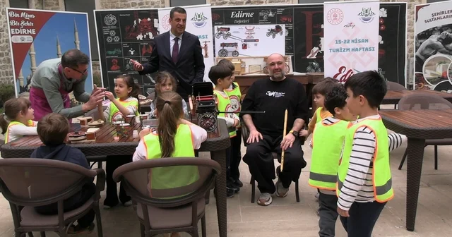 Edirne de geçmişin izleri minik ellerle boyandı Edirne de geçmişle geleceği buluşturan etkinlik Kültürel miras çocuk atölyesinde hayat buldu Edirne Haberleri