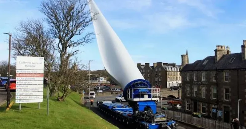 Dünyanın en dar caddesine 73 metrelik türbin kanadı soktular: Çıkarana kadar akla karayı seçtiler Sözcü Gazetesi