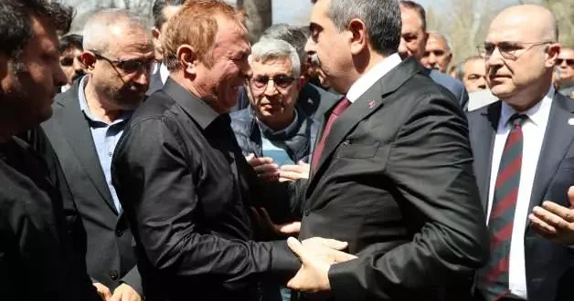 Saldırıda öğrencilerine siper olan öğretmen, gözyaşlarıyla son yolculuğuna uğurlandı