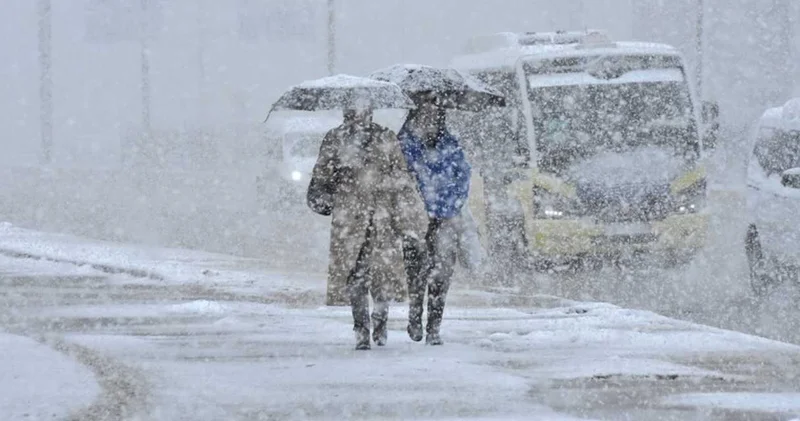 3 ilde kar yağışı! Yollar kapandı ekipler seferber oldu