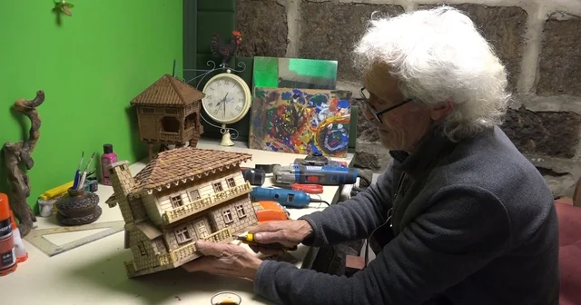 Emekli olduktan sonra yaptığı ahşap maket evler beğeni topluyor Rize Haberleri
