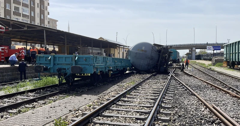 Raydan çıktı, vagonu devrildi Son dakika haberleri
