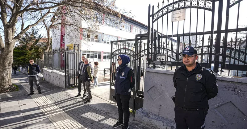 Peş peşe saldırılar sonrası okullarda yeni güvenlik tedbirleri! Okul önlerine en az iki polis