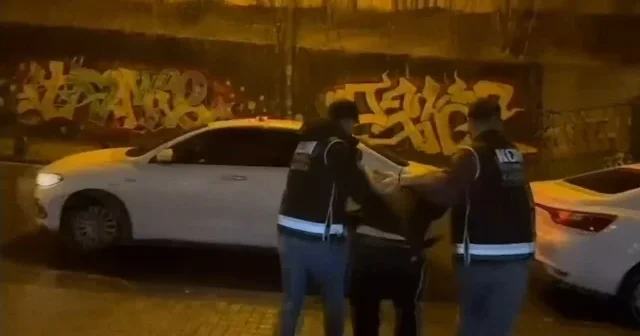 İstanbul emniyetinden kaçamadı: İnterpol tarafından aranan altın kaçakçısı firari yakalandı VİDEO İZLE