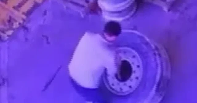 Kamyon lastiği bomba gibi patladı: Facianın eşiğinden dönülen o anlar kamerada VİDEO İZLE