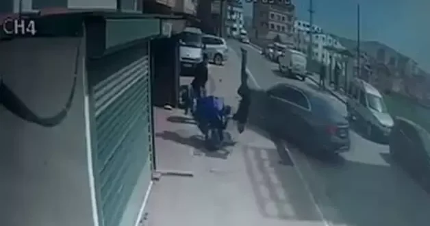 Çocuğunu tehdit ettiğini öne sürdü, otomobiliyle motosikletliye böyle çarptı