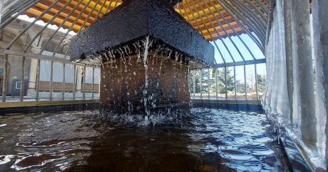 Erzurum da dört mevsim bir arada: Bir yanda kar esareti, bir yanda Palandöken de kayak, bir yanda parklarda bahar keyfi, bir yanda buz tutan şadırvanlar Erzurum da nisan zıtlığı Erzurum Haberleri