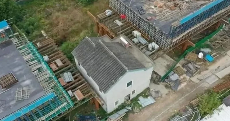 Tren raylarının arasında tek başına kalan apartman sosyal medyanın diline düştü Sözcü Gazetesi