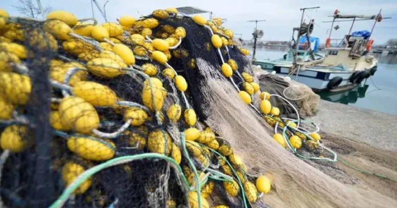 Aylık maaş 25 dolar, tekne 30 bin dolar: Strafordan yaptıkları sallarla denize açılıyorlar