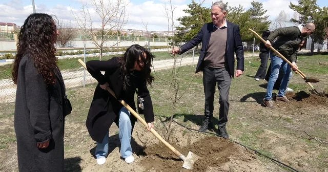 Van da geleceğin diplomatları toprakla bağ kurdu Van YYÜ yerleşkesinde fidanlar toprakla buluştu Van Haberleri
