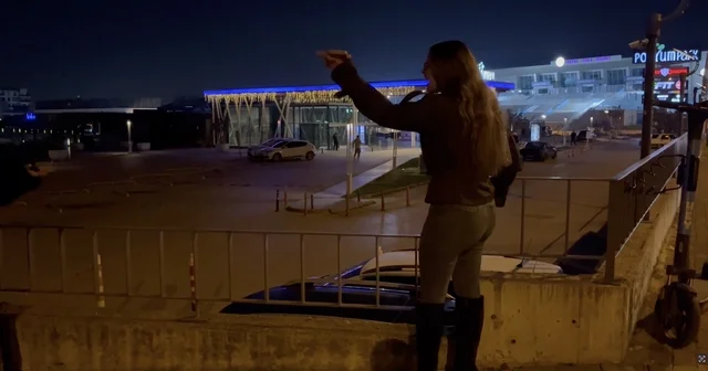 Bursa da alkollü genç kızlar ortalığı karıştırdı, yol kenarında bekleyen sürücü ve aracına saldırdılar Bursa da genç sürücünün talihsiz gecesi, hem canına hem de malına kastettiler Bursa Haberleri