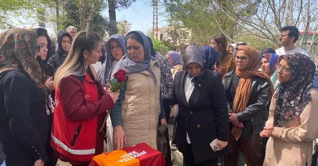 Silahlı saldırıda hayatını kaybeden Adnan ın mezar taşına çok sevdiği Galatasaray ın forması bırakıldı Osmaniye Haberleri