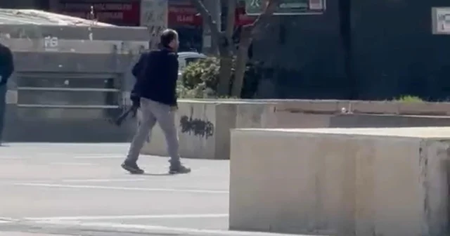 Elinde silahla polise kendini ihbar etti, etrafa ateş açtı Pompalı tüfekle çevreye ateş açan şahsı, polis üzerine atlayıp etkisiz hale getirdi Diyarbakır Haberleri