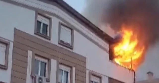 Antalya da 3 katlı binanın terasında yangın çıktı VİDEO İZLE