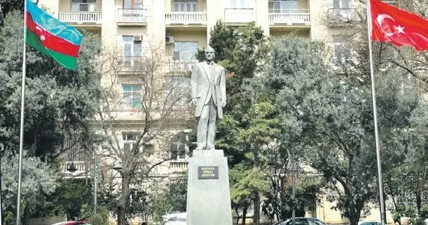 YAVUZ DONAT Azerbaycan’daki Atatürk