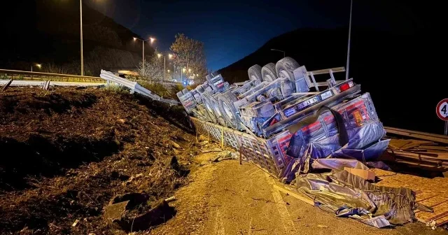 Direksiyon hâkimiyetini kaybeden tır devrildi: 1 yaralı VİDEO İZLE