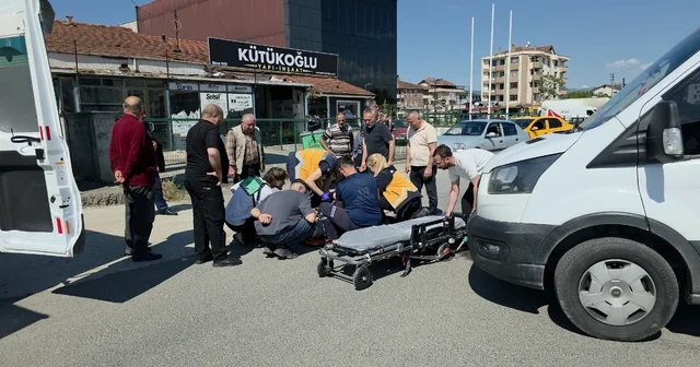 Düzce de minibüs, motosiklete çarptı 1 yaralı Düzce Haberleri