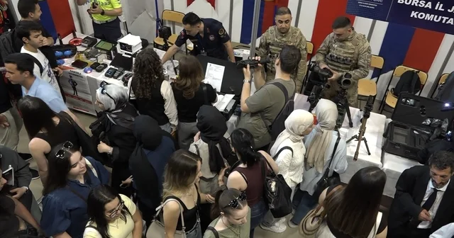 Uludağ Kariyer Fuarı nda jandarma rüzgarı….Öğrenciler standın önünden ayrılmadı Bursa Haberleri