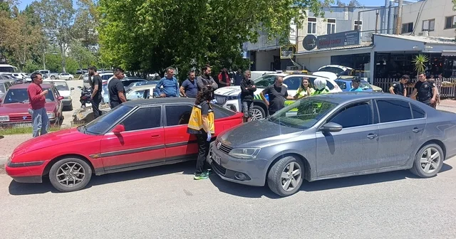 Kazaya neden olan sürücü, kendisini durdurmak isteyenlere biber gazı sıktı Aracın önüne geçip durdurmaya çalıştılar biber gazlı saldırıya uğradılar Maddi hasarlı kaza sonrası yaşanan tartışma güvenlik kamerasında Antalya Haberleri