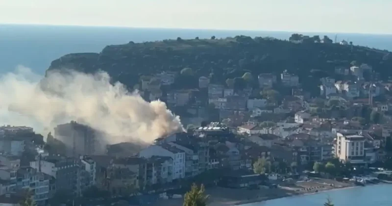 Amasra da çatı yangını: Evlerindeki çifti vatandaşlar kurtardı