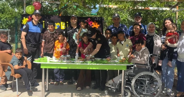 Polislerden çocuklara pasta sürprizi Şanlıurfa Haberleri