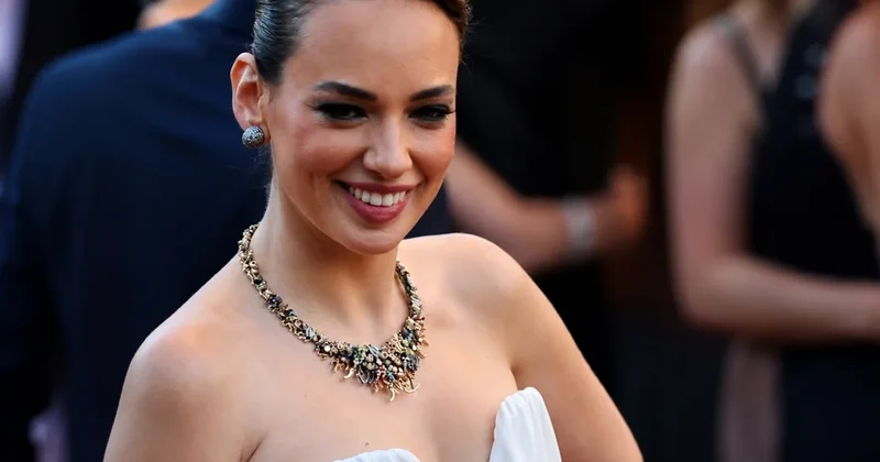 Seda Bakan’ın Cannes tarzı sosyal medyada olay oldu: Lastikli çarşaf gibi Sözcü Gazetesi