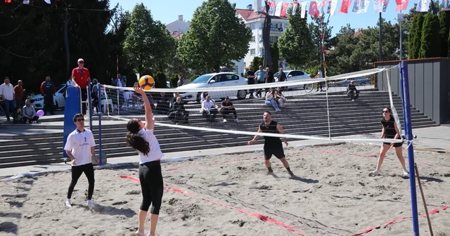 Denizi olmayan Bolu da plaj voleybolu oynadılar Denizin yokluğunu hissettirmiyor Bolu Haberleri