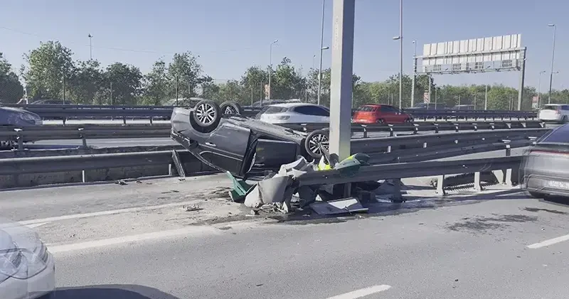 Küçükçekmece D 100 Karayolu nda otomobil bariyerlere çarparak takla attı