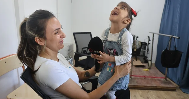 Kendi ayakları üzerinde durmayı başaran serebral palsi hastası Ada Su nun annesine kendi elleriyle verdiği çiçek yürekleri ısıttı Hatay Haberleri