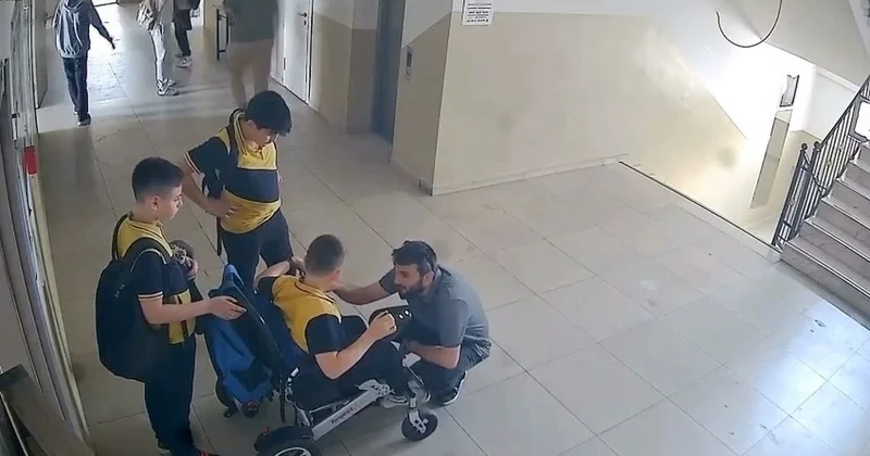 Müdür yardımcısı öğrencisini sırtında taşıdı