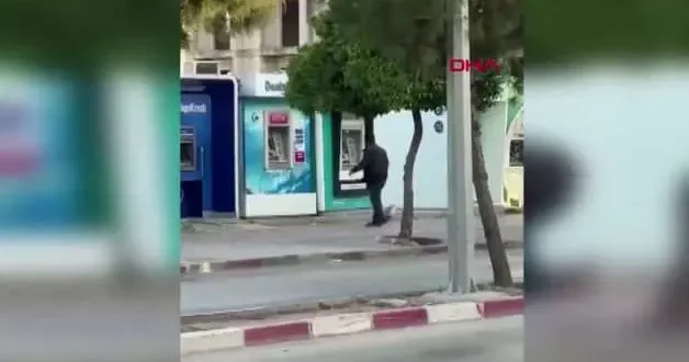 ATM’ye taşlı saldırı: O anlar saniye saniye kaydedildi