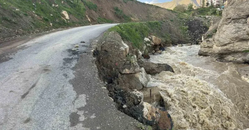 Hakkari’de iki mahalleyi bağlayan yol çöktü