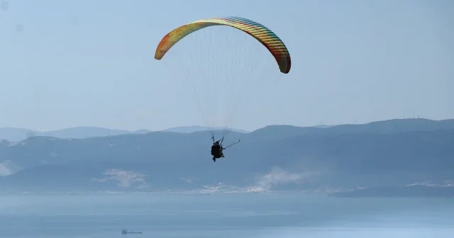 Yeni evli çift mutluluğunu gökyüzünde kutladı VİDEO İZLE