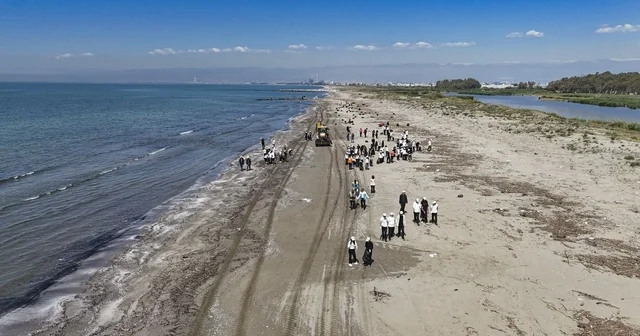 Mersin de öğrenciler sahil temizliği için seferber oldu Mersin Haberleri