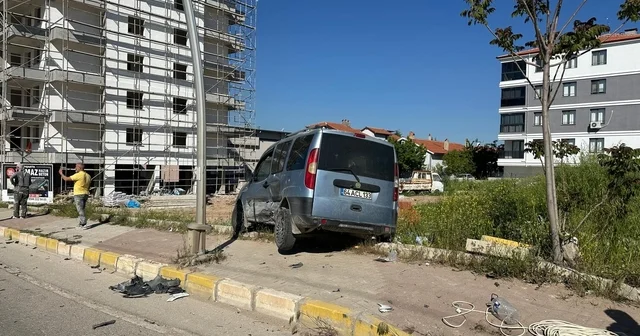 Uşak ta park halindeki araca çarpan otomobil kazaya neden oldu: 4 yaralı Uşak Haberleri