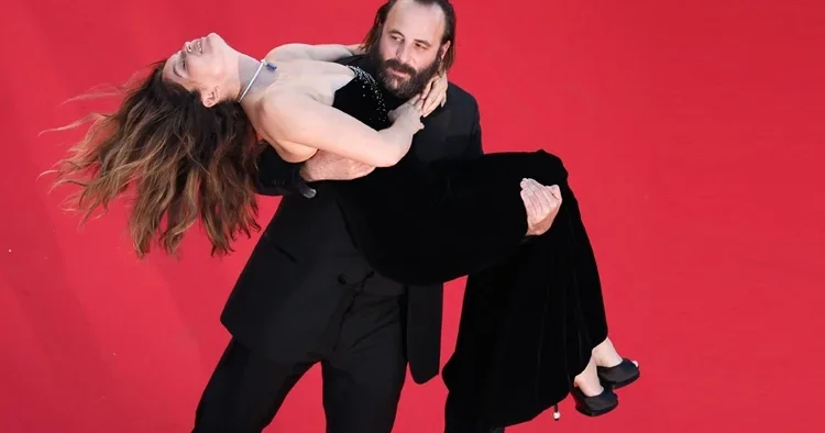 Oyuncu dayanışması: Ayağına taş değmesin!