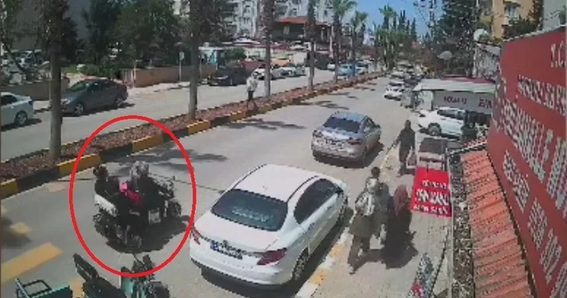 Otomobile çarpan elektrikli motosikletten savrulan kadın ve çocuk, son anda kurtuldu Hatay Haberleri