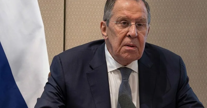 Rusya Dışişleri Bakanı Lavrov dan gazeteciye tehdit: Bırakmazsan sana silah çekecekler