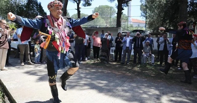 Efe kıyafeti giydiler, zeybekte buluştular Rektör Kent ve İl Başkanı Erdem efe kıyafetiyle sahneye çıktı Aydın Haberleri
