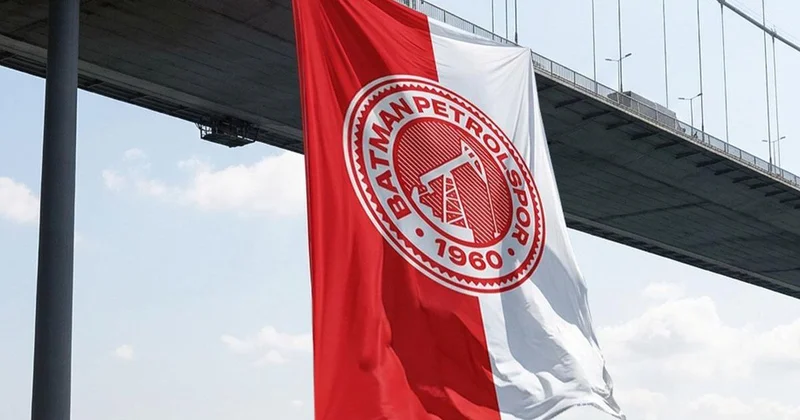 Şampiyon Batman Petrolspor un bayrağı Fatih Sultan Mehmet Köprüsü nde dalgalanıyor