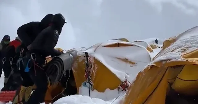 Everest te çığ dehşeti kamerada: Dağcılar can havliyle çadırlara sığındı VİDEO İZLE