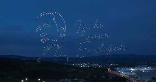 Kocaeli de gökyüzü şöleni: Yüzlerce dronla İyi ki varsın Erdoğan yazıldı VİDEO İZLE