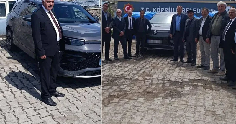 Belediye binası önünde makam aracı pozu