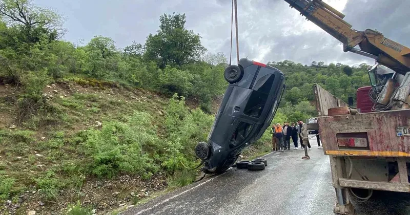 Kemaliye’de yağış nedeniyle araç takla attı